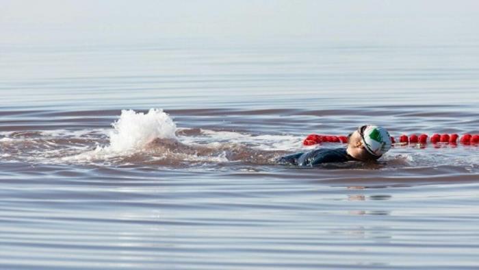 شناگر ماکویی با دست و پای بسته در دریاچه ارومیه شنا کرد